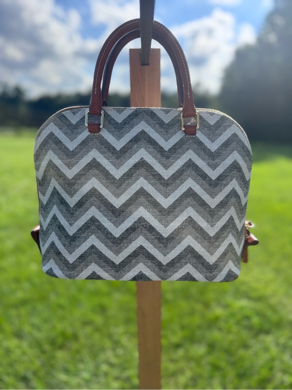 Ladies Dooney & Bourke Gray Chevron Zip Satchel Purse - Picture 6 of 10